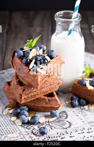 Schokolade Waffeln zum Frühstück mit Milch und Beeren Stockfoto