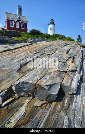 Schöne felsige Küste unter Pemaquid Point Lighthouse entlang des Atlantischen Ozeans in Eastern Maine Stockfoto