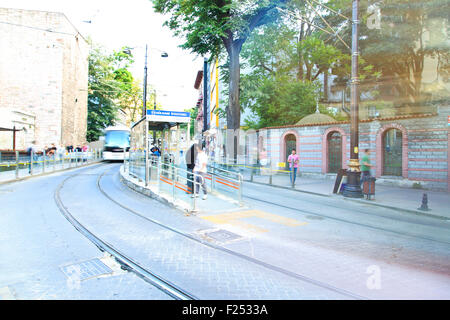 Den Straßenbahnschienen in Istanbul, Türkei Stockfoto