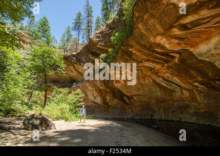 Menschen wandern durch die schönen roten Rock Canyons des Oak Creek Canyon National Park in Sedona, USA Stockfoto