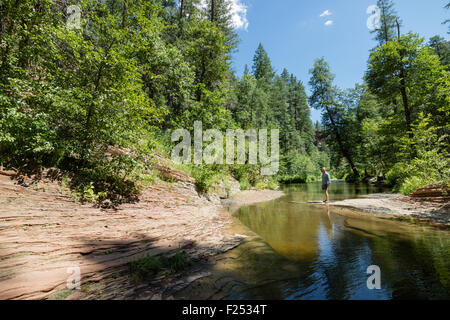 Menschen wandern durch die schönen roten Rock Canyons des Oak Creek Canyon National Park in Sedona, USA Stockfoto