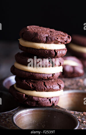 Schokoladen-Brownie Cookies mit Erdnussbutter-Füllung Stockfoto