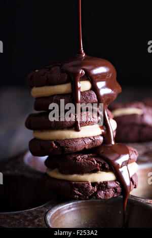 Schokoladen-Brownie Cookies mit Erdnussbutter-Füllung Stockfoto