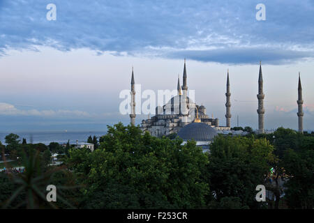 Blaue Moschee, auch bekannt als Sultanahmet Moschee durch das Gebet bei Sonnenuntergang in Istanbul, Türkei Stockfoto