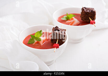 Erdbeer-Dessert-Suppe mit einem Stück Schokoladenkuchen
