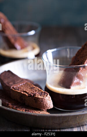 Schoko Kekse Cookies eingetaucht in Schokolade mit einer Tasse Kaffee Stockfoto