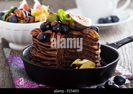 Stapel von Schokolade Pfannkuchen mit Beeren verziert Stockfoto