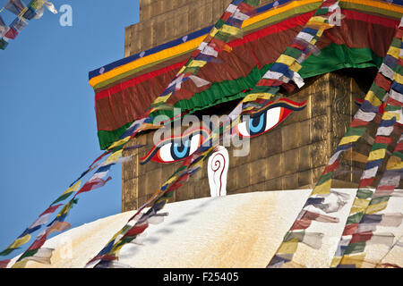 Paar des Auges repräsentiert die alles sehende Natur des Buddha gesehen bei buddhistischen Stupa Bodhnath (Boudha) in Kathmandu-Nepal Stockfoto