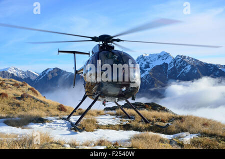 Ein Hubschrauber wartet auf Passagiere in den Südalpen von Neuseeland Stockfoto
