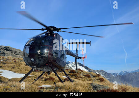 Ein Hubschrauber wartet auf Passagiere in den Südalpen von Neuseeland Stockfoto
