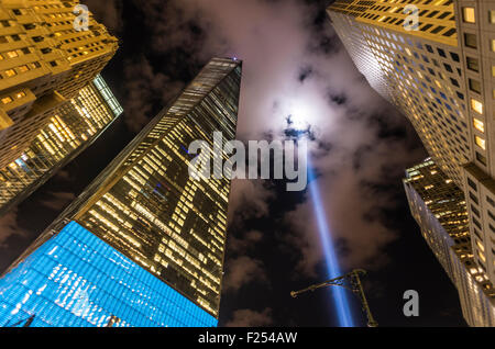 New York, NY - strahlt 11. September 2015 - One World Trade Center und Tribute in Light, über lower Manhattan zum 13. Jahrestag des 911. Bildnachweis: Stacy Walsh Rosenstock/Alamy Live-Nachrichten Stockfoto