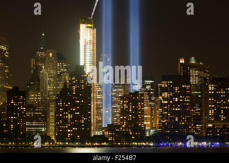 New Jersey, USA. 11. September, 2015. Die Tribute in Light über der Skyline von New York und One World Trade Center(L) ist aus Jersey City, New Jersey, Vereinigte Staaten von Amerika, 11. September 2015 gesehen. Es war der 14. Jahrestag der Anschläge vom 11. September Terror am Freitag. Bildnachweis: Li Muzi/Xinhua/Alamy Live-Nachrichten Stockfoto