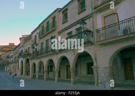 Gebäude entlang einer Seite von der Plaza Mayor im Zentrum der alten Stadt Trujillo im Morgengrauen, Cáceres, Extremadura, Spanien. Stockfoto