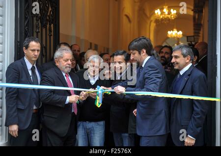 Buenos Aires, Argentinien. 11. September, 2015. Brasilianische ehemaliger Präsident Luiz Inacio Lula da Silva (2 L) nimmt Teil an der Eröffnungsfeier des ersten Zentrums für technologische Innovation der Arbeitnehmer von der Metropolitan University um Bildung und Arbeit in Buenos Aires, Argentinien, am 11. September 2015. Brasilianische Polizei haben die Federal Supreme Court (STF), ehemaligen Präsident Luiz Inacio Lula da Silva im Rahmen der Operation Car Wash, zu befragen, die eine umfassende Korruption Gruppe in Petrobras untersucht wird gebeten. Bildnachweis: Florencia Downes/TELAM/Xinhua/Alamy Live-Nachrichten Stockfoto