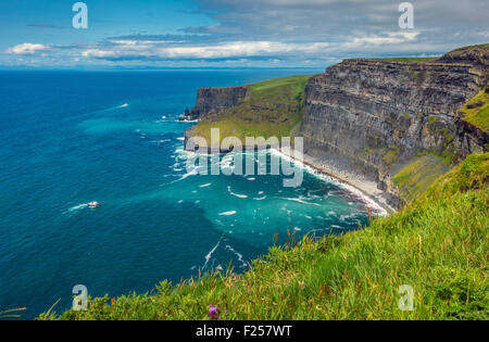 Cliffs of Moher mit Ausflugsschiff, Co. Galway, Irland Stockfoto