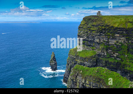 Cliffs of Moher mit Touristen, County Galway, Irland Stockfoto