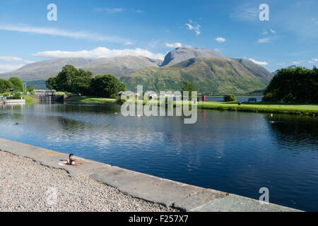 Der Caledonian Canal im Dorf Corpach mit Großbritannien, Ben Nevis, der höchste Berg im Hintergrund Stockfoto