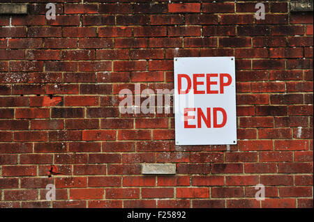 Tiefen Ende Schild an Wand bei The Pell Open Air Swimming Pool in Lewes East Sussex Stockfoto