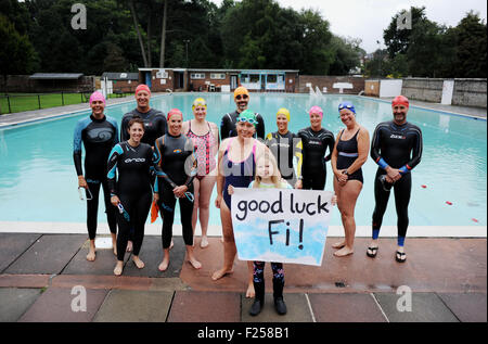 Gruppe der Schwimmer am Pells Pool in Lewes East Sussex UK einschließlich Fiona England, eine Herausforderung im freien Schwimmen ausfüllt Stockfoto