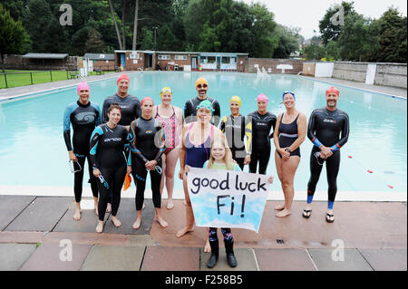 Gruppe der Schwimmer am Pells Pool in Lewes East Sussex UK einschließlich Fiona England, eine Herausforderung im freien Schwimmen ausfüllt Stockfoto