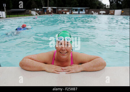 Lewes UK Samstag, 12. September 2015 - Schwimmer beitreten Fiona England (grüner Hut) trotz der kalten regnerischen Bedingungen heute Morgen durch einen Sprung in den Pell Open Air Pool in Lewes, sie zu unterstützen, auf die nächste Stufe ihrer 50 50 Outdoor Swimming Herausforderung Stockfoto