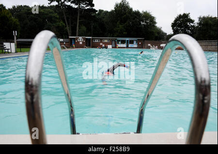 Schwimmer in der Pell Outdoor Swimming Pool Lewes Sussex helfen Fiona England auf ihr schwimmen Herausforderung UK Stockfoto