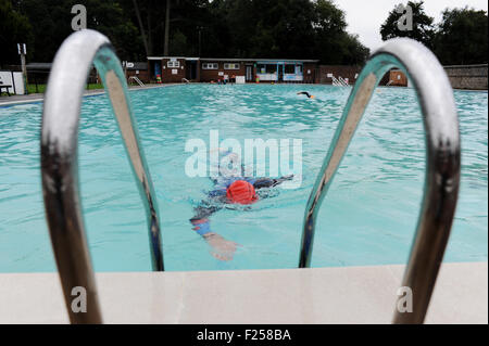 Schwimmer in der Pell Outdoor Swimming Pool Lewes Sussex helfen Fiona England auf ihr schwimmen Herausforderung UK Stockfoto