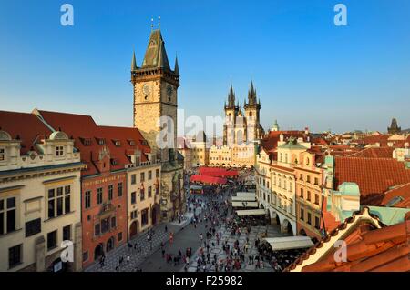 Tschechien, Prag, historischen Zentrum aufgeführt als Weltkulturerbe der UNESCO, die Altstadt (Stare Mesto), kleinen Platz (Staromestske Namesti), Rathaus und der Frauenkirche vor Tyn Stockfoto