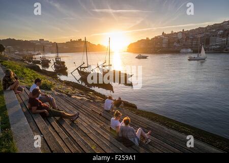 Portugal, Nord Region, Vila Nova De Gaia, Sonnenuntergang am Fluss Douro, der Altstadt von Porto aufgeführt als Weltkulturerbe der UNESCO, im Hintergrund Stockfoto