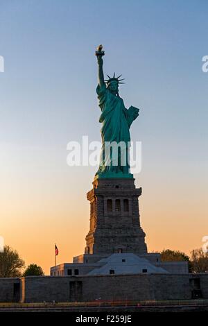 Vereinigte Staaten, New York, die New Yorker Freiheitsstatue bei Sonnenuntergang Stockfoto