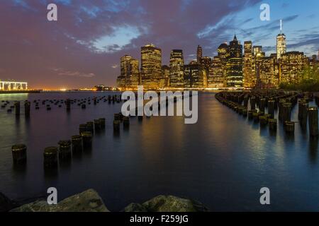 Vereinigte Staaten, New York, die Lower Manhattan gesehen vom Brooklyn Ufer, Nachtaufnahmen Stockfoto