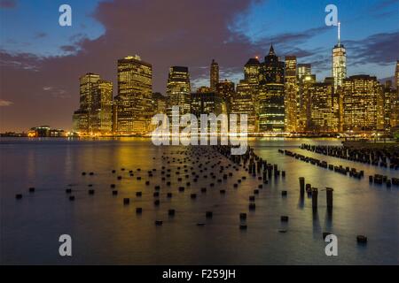 Vereinigte Staaten, New York, die Lower Manhattan gesehen vom Brooklyn Ufer, Nachtaufnahmen Stockfoto