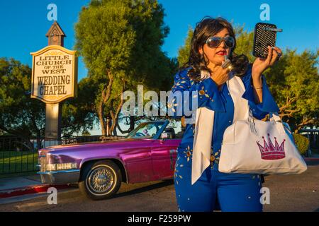 USA, Nevada, Las Vegas, the Strip, Kirchlein der West Hochzeitskapelle auf dem National Register of Historic Places, feminine Elvis vor ihr Cadillac aufgeführt Stockfoto