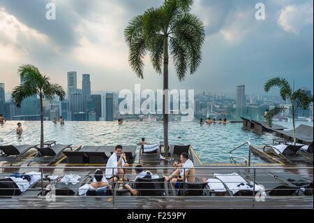 Singapur, Marina Bay, Swimmingpool auf dem Dach des Marina Bay Sands, Luxuary Hotel eröffnete im Jahr 2010 Stockfoto