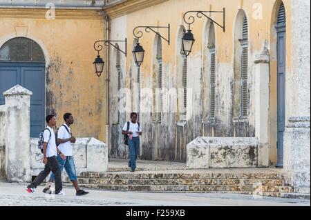 Frankreich, Guadeloupe (Französische Antillen), Grande-Terre, Le Moule, junge Schuljungen vor die Kirche Saint Jean-Baptiste Stockfoto