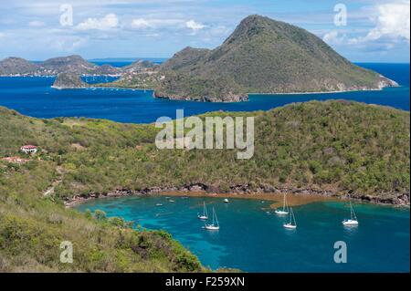 Frankreich, Guadeloupe (Französische Antillen), Les Saintes Archipel, Terre de Bas, Panoramablick über Terre de Haut und Grande Baie im Vordergrund Stockfoto