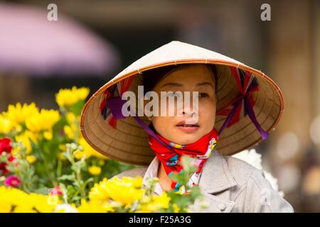 Vietnam, Yen Bai Provinz, Nghia Lo Stadt, Trung Tam, Frau mit einem konischen Hut Stockfoto