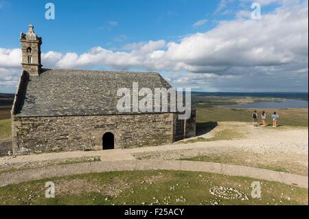 Frankreich, Finistere, St. Rivoal, Wandern auf den Mont Saint-Michel Brasparts und Blick auf die Monts d'Arree in Armorica regionaler Naturpark Stockfoto