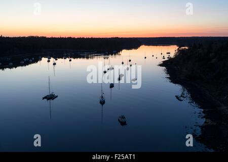 Frankreich, FinistΦre, Benodet, den Fluss l'Odet bei Einbruch der Dunkelheit gesehen von der Brücke von Cornouaille Stockfoto