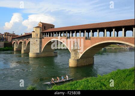 Italien, Lombardei, Pavia, die alte überdachte Brücke am Fluss Ticino Stockfoto