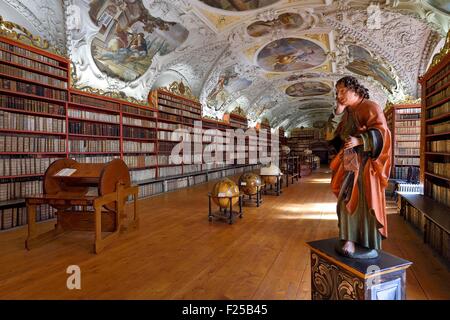 Tschechien, Prag, Altstadt Weltkulturerbe der UNESCO, Strahov Bezirk, Bibliothek des Klosters Strahov, Statue von St. Johannes im theologischen Zimmer Stockfoto