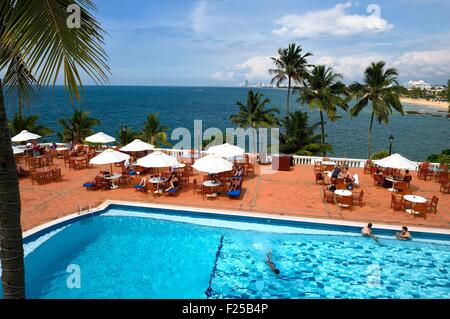 Sri Lanka, Western Province, Colombo District, Colombo, Pool und Terrasse in Mount Lavinia Hotel Stockfoto