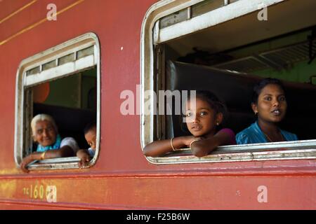 Sri Lanka, Uva Provinz, die beliebte malerische Zugfahrt durch den Tee wächst Hügelland zwischen Badulla und Ella Stockfoto