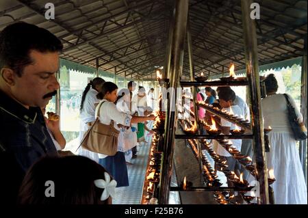 Sri Lanka, Provinz, Kandy, Tempel des Zahns Buddha (Sri Dalada Maligawa) zu zentrieren, platzieren, wo die Pilger brennende Räucherstäbchen und Öl im Angebot zu Buddha Stockfoto