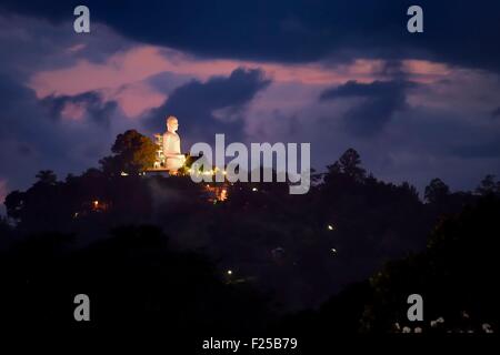 Sri Lanka, Zentrum der Provinz, Kandy, die riesige Statue des Buddha Vihara Bahiravokanda beherrscht die Stadt Stockfoto