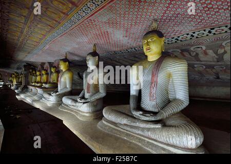 Central Province, Matale-Distrikt, Dambulla, Sri Lanka, Royal Rock Temple auch genannt Ran Giri (Goldener Felsen) von der UNESCO als Welterbe gelistet, Höhle 2 Maharaja Viharaya ist der größten, sitzenden Buddha mit gefalteten Haende in Dhyana Mudra Meditation po Stockfoto