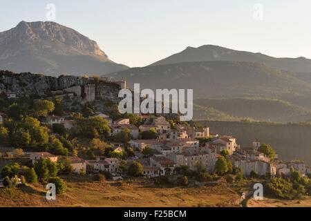 Frankreich, Var, Parc Naturel Regional du Verdon, das Dorf Trigance mit Blick auf das Tal von Jabron Stockfoto