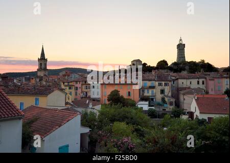 Frankreich, Var, Draguignan, der Uhrturm und St. Michael Kirche in der Altstadt Stockfoto