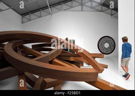 Frankreich, Var, Le Muy, Fondation Bernar Venet, Zusammenbruch (2014), ein monumentales Werk von 200 Tonnen Stahl in der ehemaligen Fabrik umgewandelt zu einer Ausstellungshalle Stockfoto
