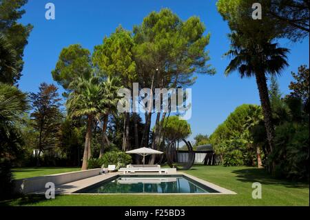 Frankreich, Var, Le Muy, Fondation Bernar Venet, der Pool und der neuen Galerie im Hintergrund Stockfoto